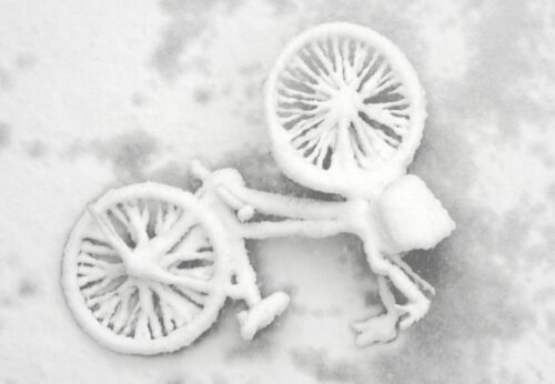 雪に埋もれた自転車